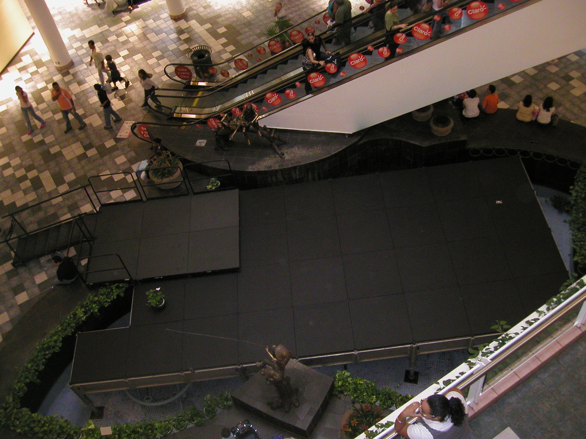Indoor modular platform installation in shopping center