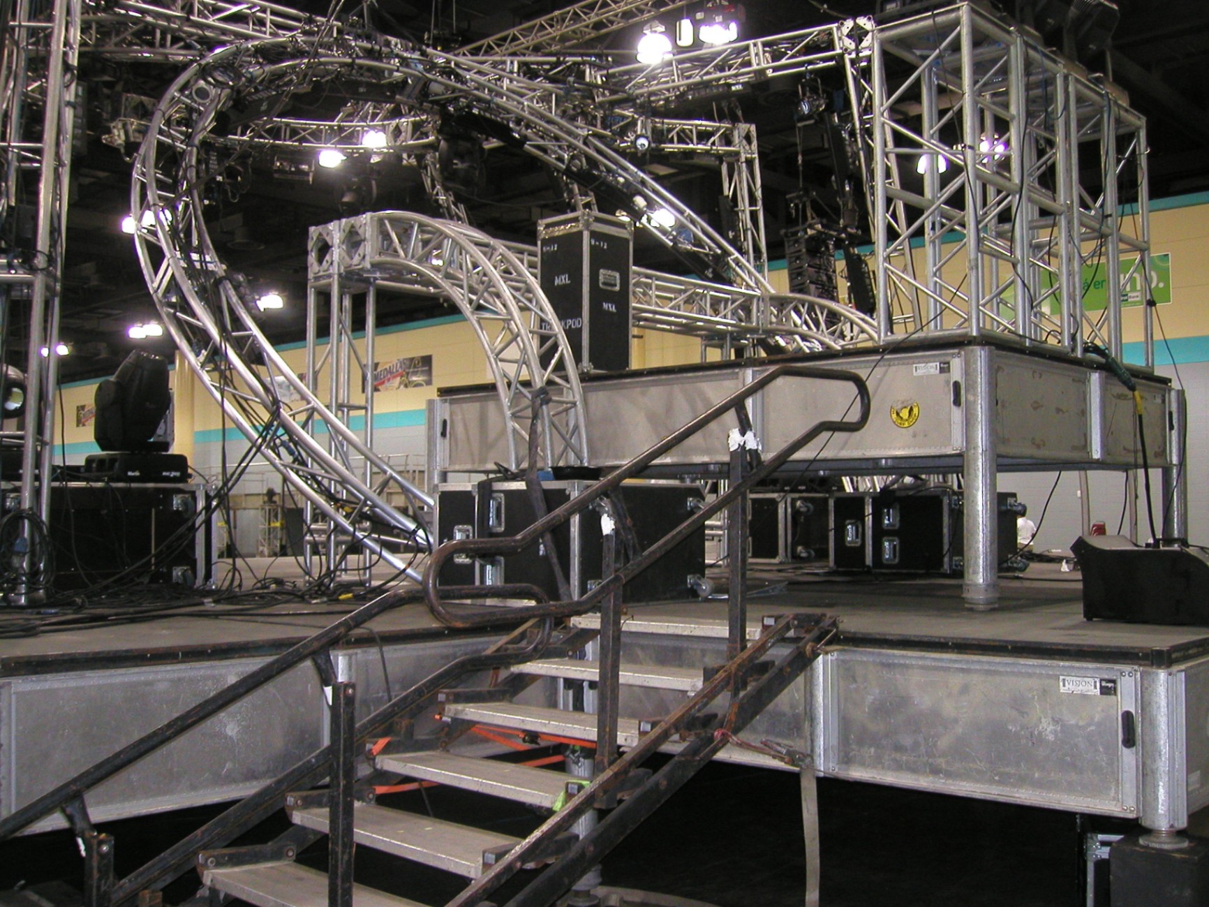 Expo platform with curved truss and access stairs
