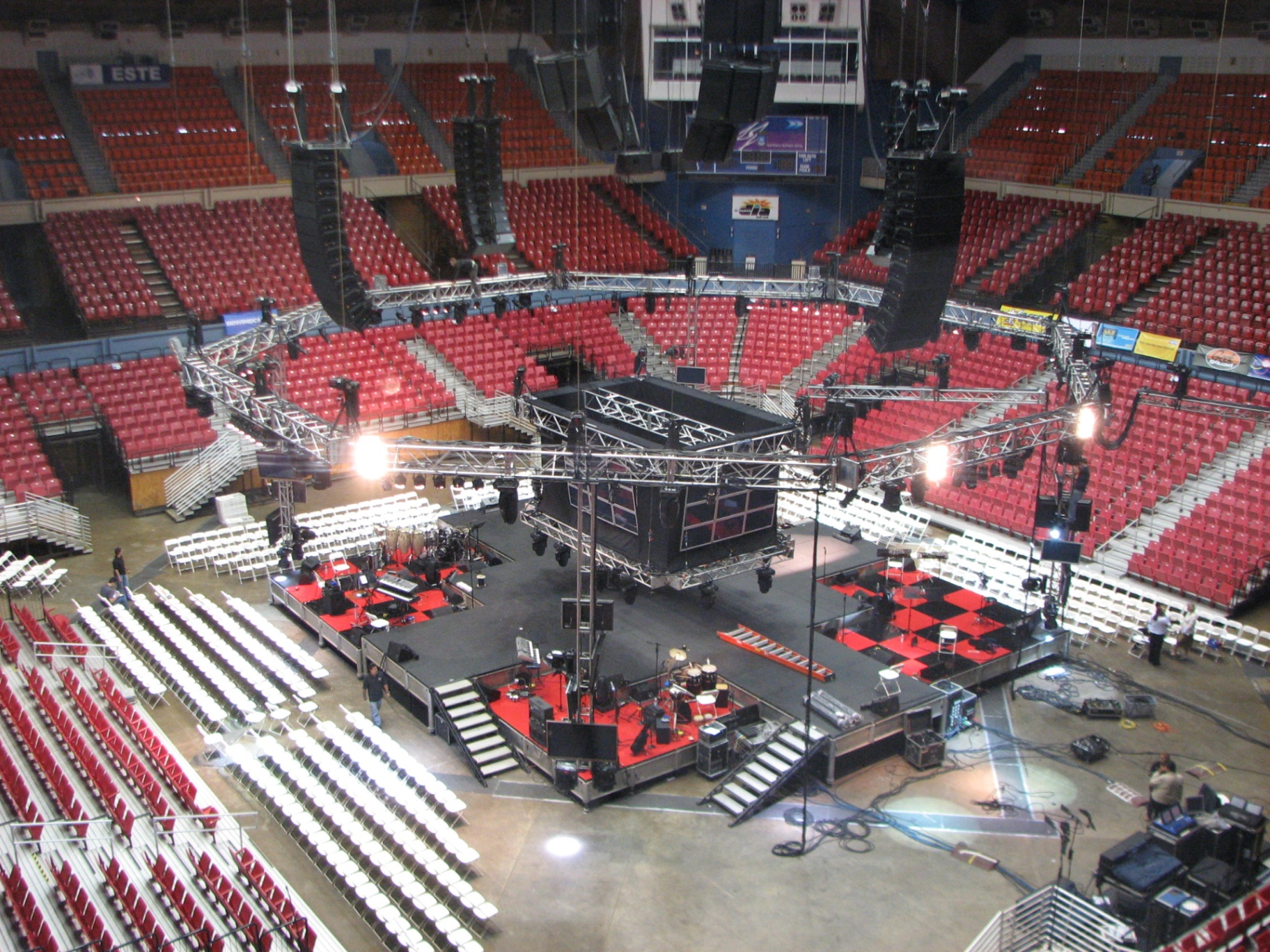 360° arena stage rigging and line array
